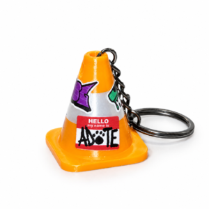 Chaveiro cone laranja e branco com adesivos colados