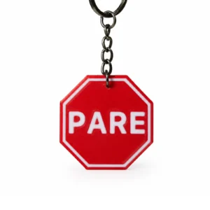 Chaveiro Placa Pare em PLA biodegradável, placa vermelha octogonal com a palavra PARE e corrente